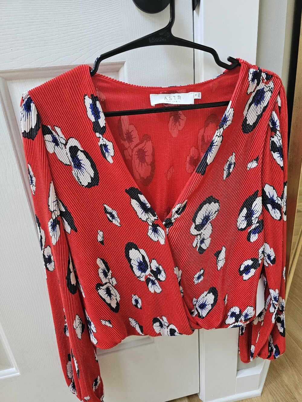 NWT | ASTR the Label Puff Sleeve Bubble Hem Blouse Red Floral - Picture 5 of 7
